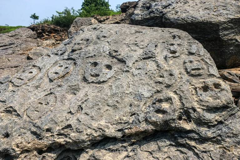Rostos humanos esculpidos em pedra