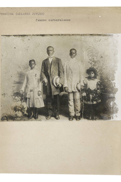 Hilário Jovino Ferreira (de terno escuro) cercado pelos filhos, 1910
