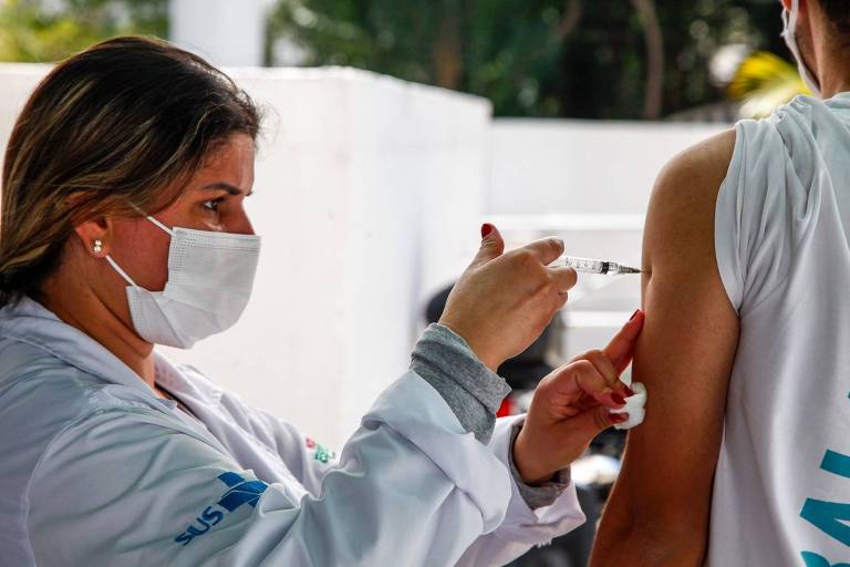 Estudante é vacinado em UBS de São Paulo