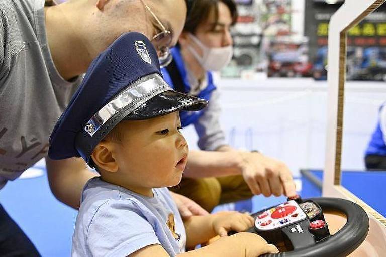 Bebê brincando ao lado dos pais no Japão
