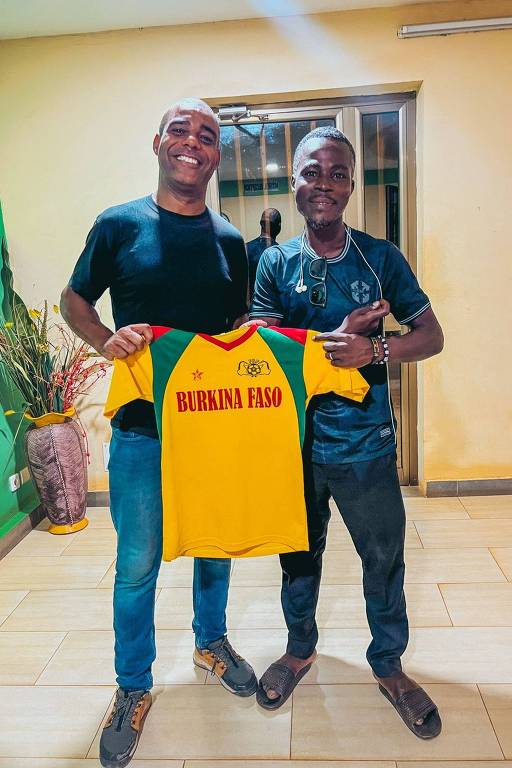 Robson Jesus recebe de presente uma camisa da seleção de Burkina Fasso, dada a ele por Dramane, que foi seu guia no país