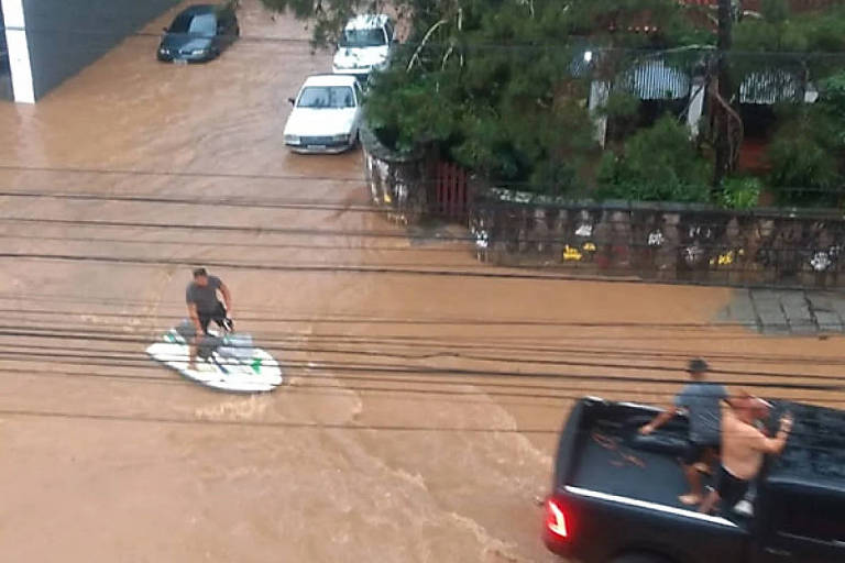 Chuva forte deixa pessoas desalojadas em Teresópolis, na região serrana do Rio