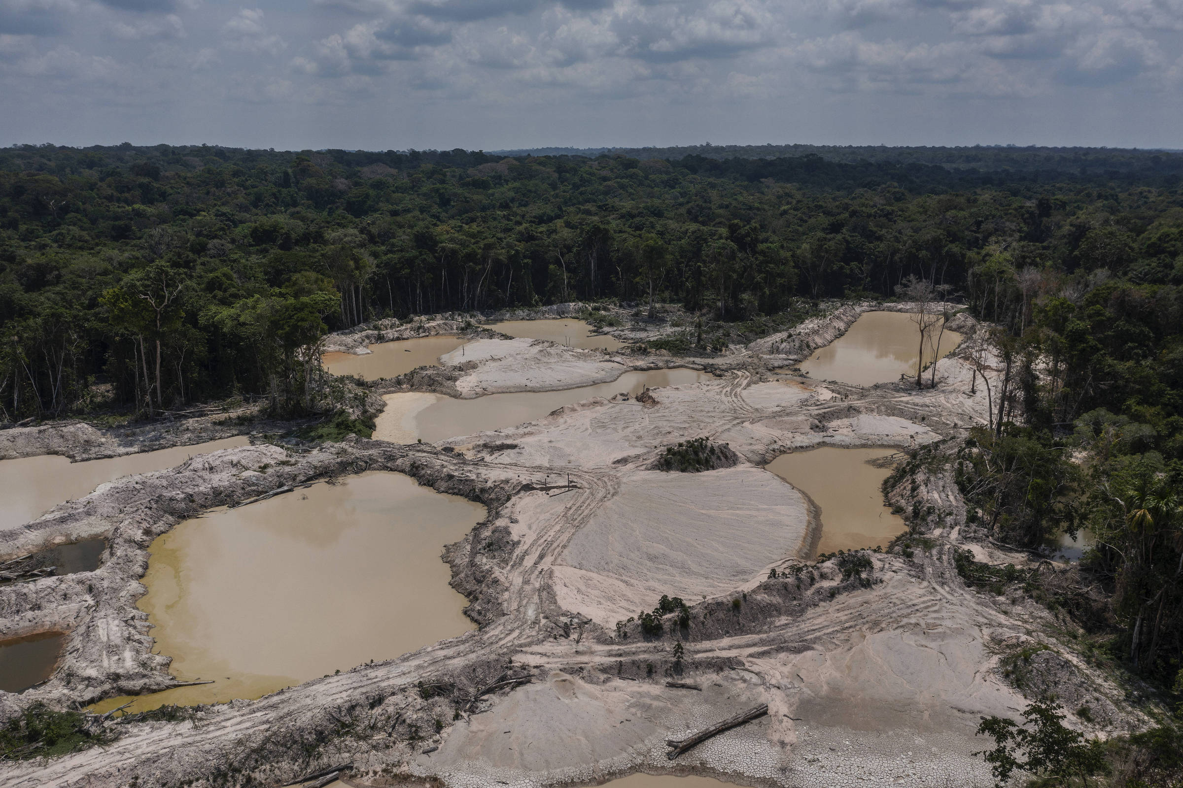 Garimpo ilegal avança na amazônia e supera área de mineração industrial