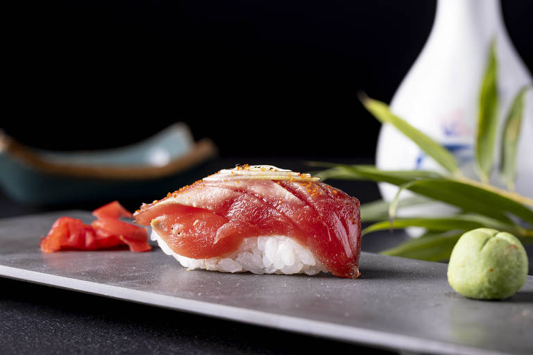 Bluefin maçaricado com alho-poró e pimenta, do Sassá Sushi