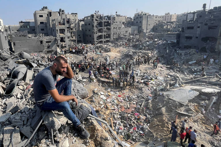 Palestinos procuram vítimas entre escombros do ataque de terça (31) no campo de Jabalia