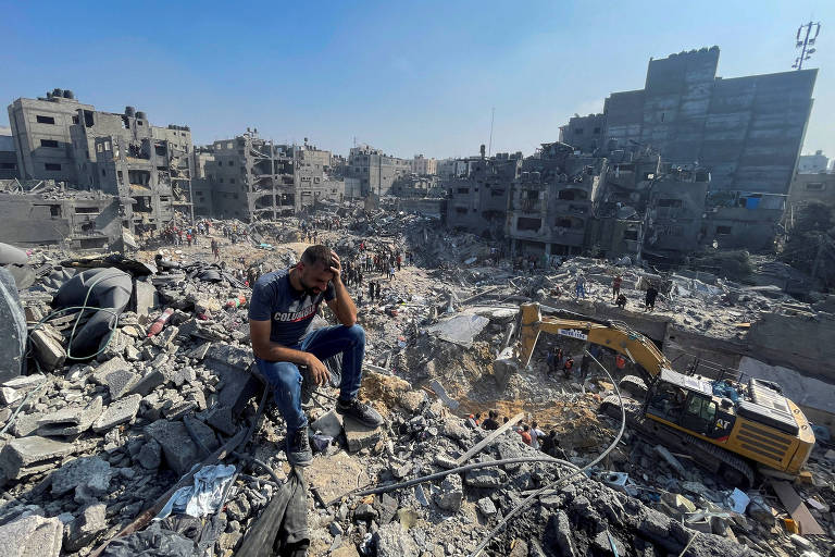 Palestino em meio à escombros do ataque de Israel à Jabalia, maior campo de refugiados em Gaza