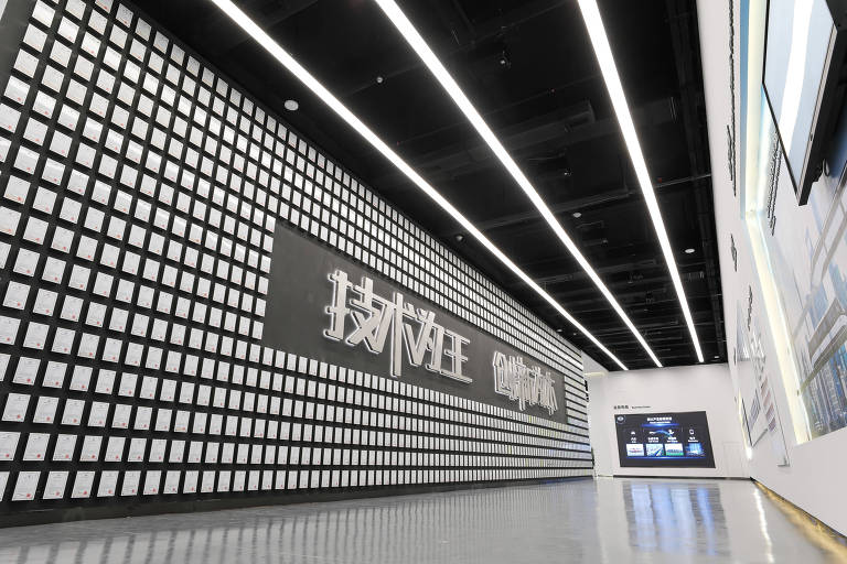 Mural de patentes na sede da BYD em Shenzhen; são 26 mil aprovadas, de 40 mil já pedidas