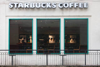 Fachada de loja da Starbucks fechada na alameda Santos, em São Paulo