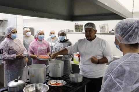 Integrantes do programa Cozinha Escola, da Prefeitura de São Paulo, recebem orientações de culinária 
