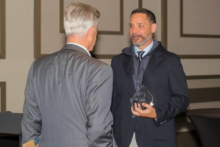 Pedro Lacaz Amaral, CEO da Gear Tips, recebe prêmio pelo projeto de reciclagem de cartuchos de gás