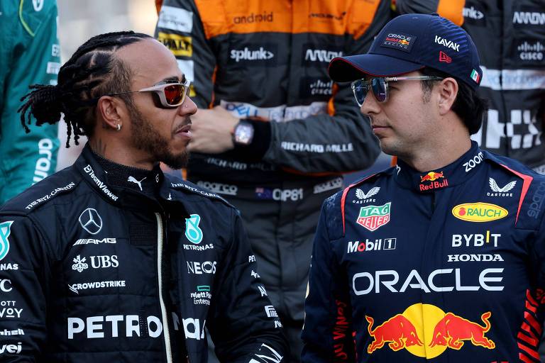 Lewis Hamilton (à esquerda), da Mercedes, e Sergio Pérez, da RBR, durante o GP do Bahrein de Fórmula 1 