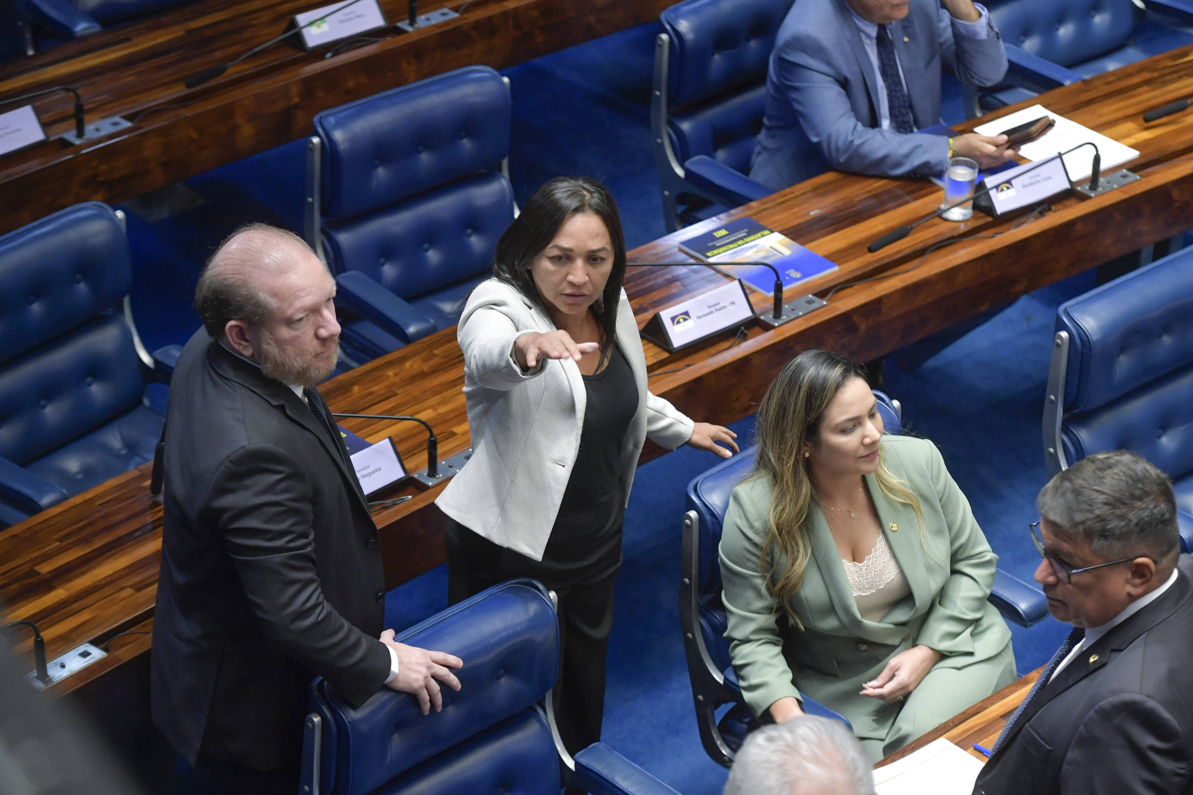 Marido de suplente de Dino despacha sem cargo no gabinete da senadora