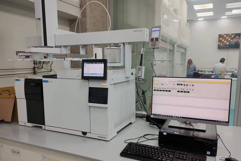 Cromatógrafo gasoso com detecção por espectrometria de massas é nome do equipamento usado para extrair a "impressão digital" das substâncias