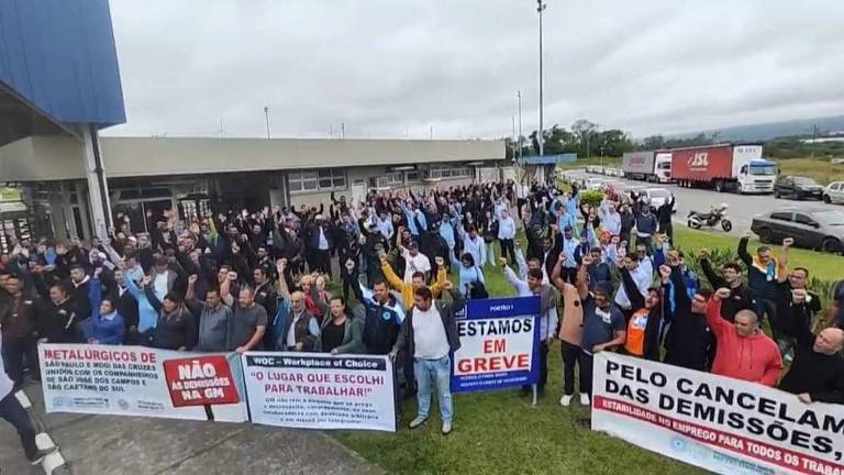 Funcionários da GM fazem protesto na porta da fábrica da montadora em Mogi das Cruzes