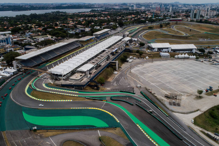 Vista aérea do S do Senna do autódromo de Interlagos, que recebe o Grande Prêmio SP de Fórmula 1 entre a 3 e 5 de novembro