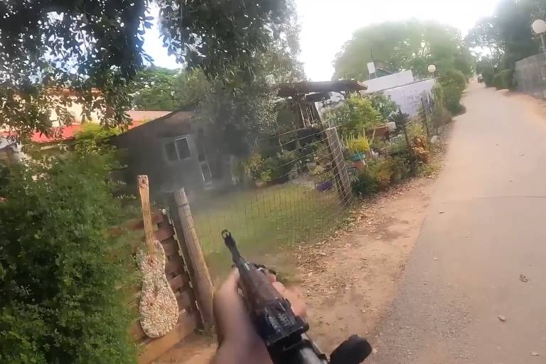 Imagem de câmera corporal de integrante do grupo terrorista Hamas atira contra casa em Israel; excerto é de vídeo exibido pelo Consulado-Geral de Israel no Brasil