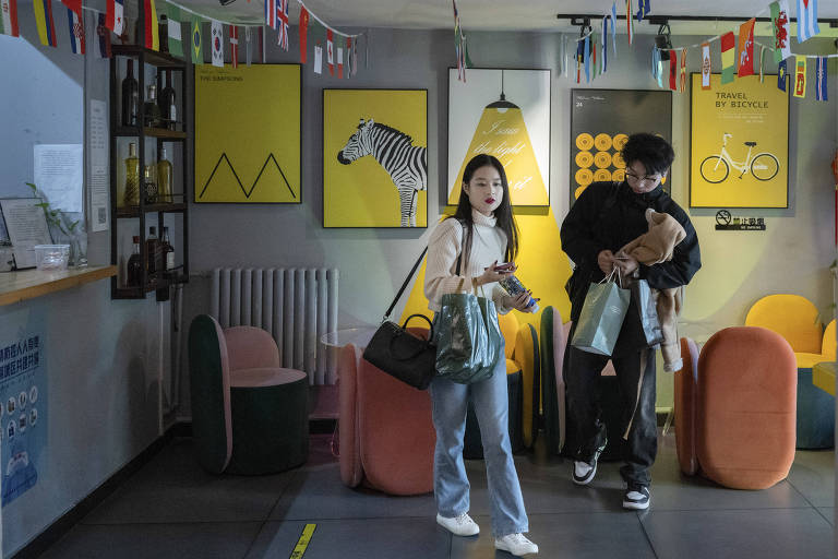 Jovens fazem check-in em hostel de Pequim; nível de desemprego entre jovens atingiu nível recorde na China