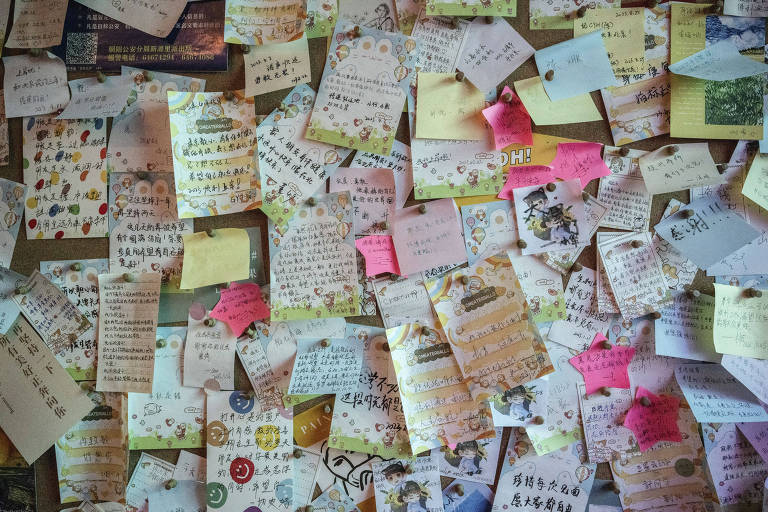 Quadro de avisos com notas deixadas por hóspedes em hostel de Pequim