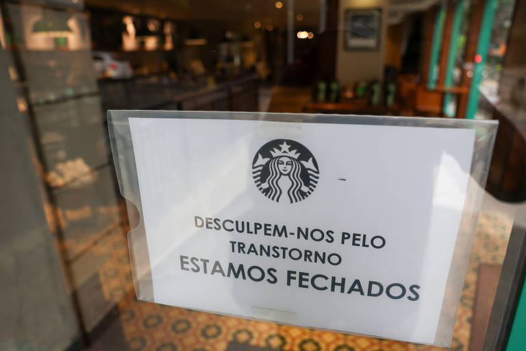 Papel na porta da Starbucks da alameda Santos, em São Paulo, informa fechamento da loja