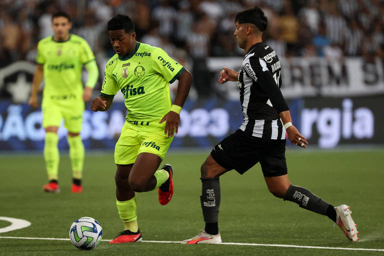 Endrick conduz a bola durante confronto do Palmeiras contra o Botafogo, no estádio Nilton Santos