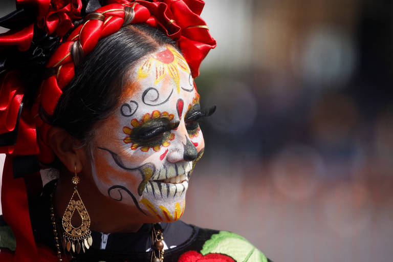 Mulher fantasiada participa das festividades do Dia dos Mortos, no México; veja fotos de hoje