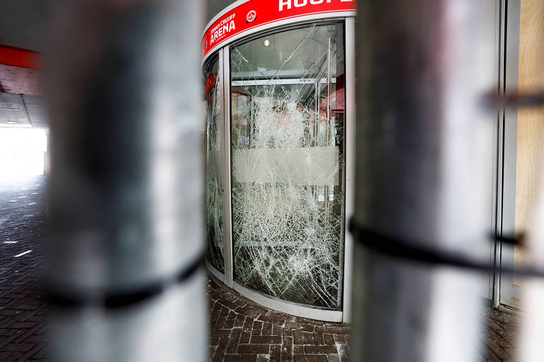 Vidro trincado de uma das portas de entrada da Arena Johan Cruyff, que foi vandalizada por torcedores em Ajax x Feyenoord, no Campeonato Holandês 