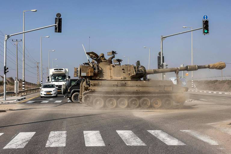 Um obuseiro autopropulsado M109 de Israel atravessa estrada perto da Faixa de Gaza