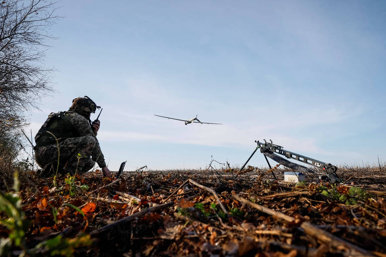 Soldado ucraniano lança um drone de reconhecimento Shark na região de Kharkiv