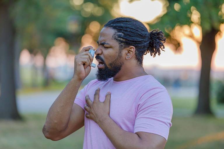 Homem sofrendo de asma
