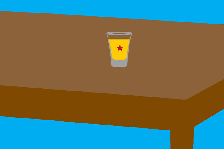 Sobre um fundo azul, há uma mesa marrom e sobre essa mesa um copinho cheio de cachaça estampado com uma estrela vermelha.
