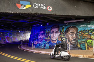 GP Brasil de Formula 1: Grafite com retratos dos pilotos Fenrnado Alonso,  Max Verstappen e Lewis Hamilton estampa parede sob reta dos boxes do autodromo  Interlagos