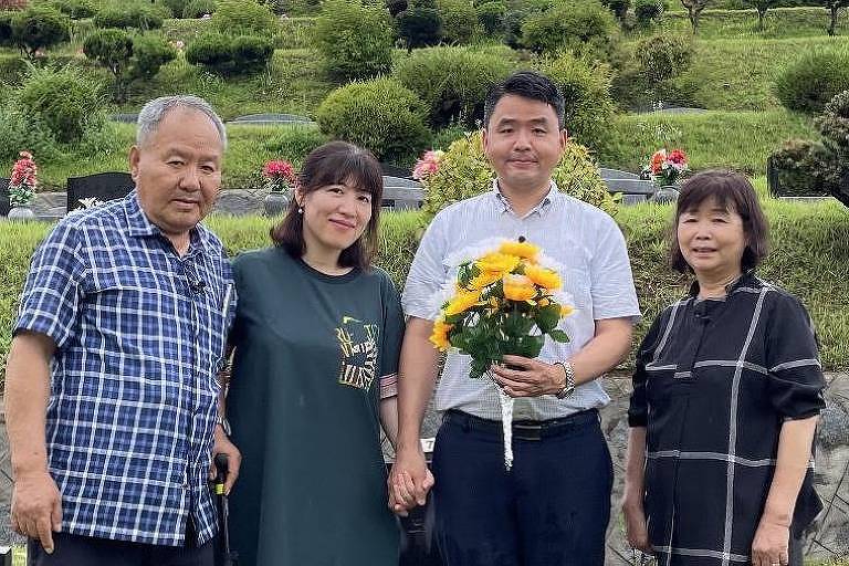 Jang Jun-ha (segundo à direita) e sua família quando visitaram o túmulo de seu irmão