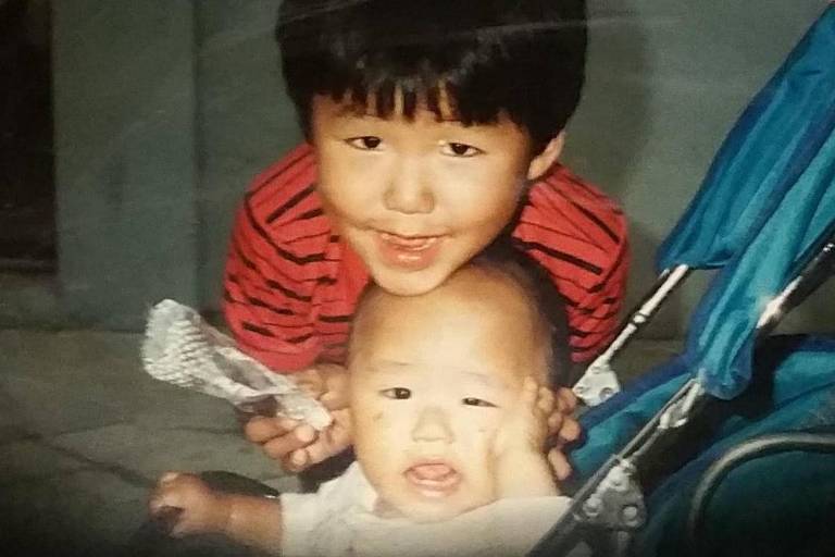 Foto de Jang e seu irmão Jun-an quando eram crianças; Jang diz que ele e seu irmão compartilhavam muitas características, como a sensibilidade ao mundo exterior