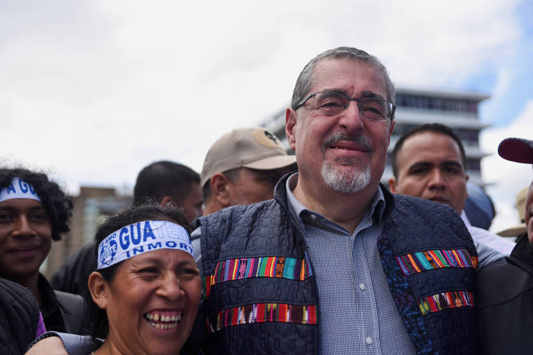 O presidente eleito da Guatemala, Bernardo Arevalo, participa de uma marcha em apoio à democracia na Cidade da Guatemala