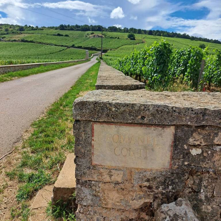 muro de pedra com a placa La Romanée-Conti