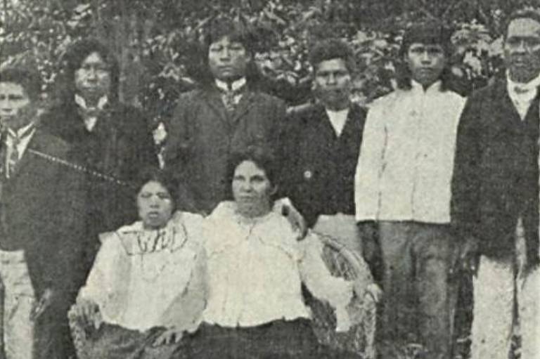 a foto em preto e branco mostra Leolinda Daltro, ao centro, rodeada por pessoas indígenas