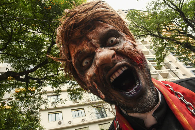 Pessoas se fantasiam para a 'Zombie Walk'