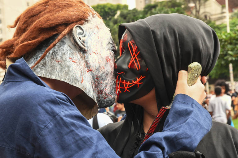 Fãs de 'zumbis' se reuniram na marcha que aconteceu na Praça Roosevelt