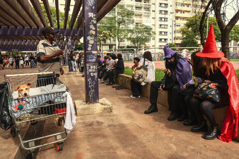 Fãs de 'zumbis' se reuniram na marcha que aconteceu na Praça Roosevelt