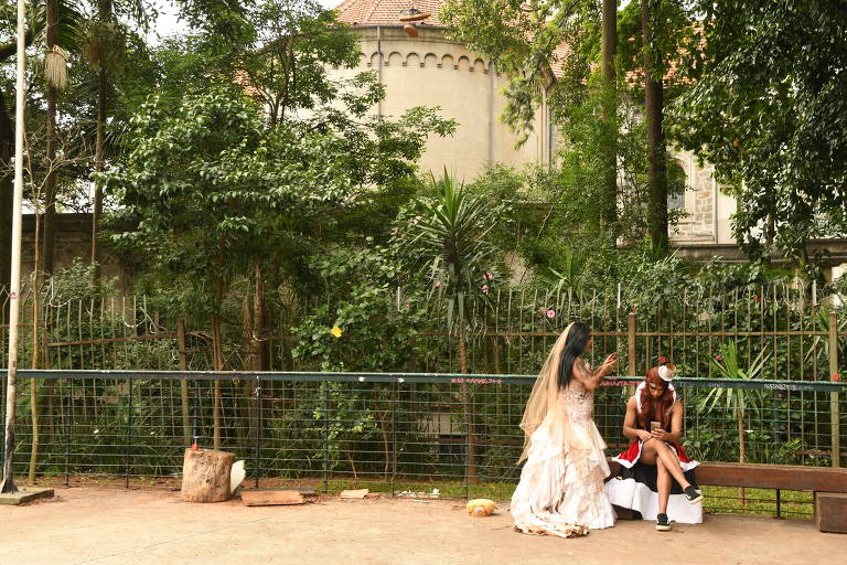 A 'Zombie Walk' é um encontro público de pessoas caracterizadas como 'zumbis' que acontece em diversas cidades do mundo