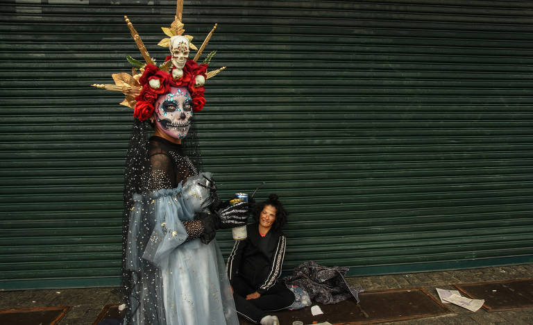 A 'Zombie Walk' é um encontro público de pessoas caracterizadas como 'zumbis' que acontece em diversas cidades do mundo