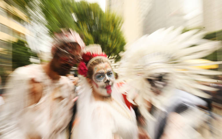 A 'Zombie Walk' é um encontro público de pessoas caracterizadas como 'zumbis' que acontece em diversas cidades do mundo