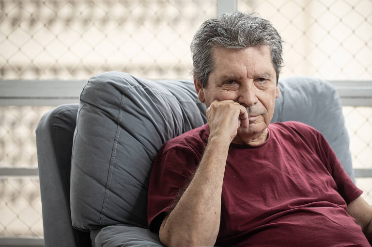 O escritor, dramaturgo, jornalista e roterista Mario Prata, 77, em seu apartamento em São Paulo