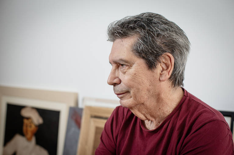 O escritor, dramaturgo, jornalista e roterista Mario Prata, 77, em seu apartamento em São Paulo