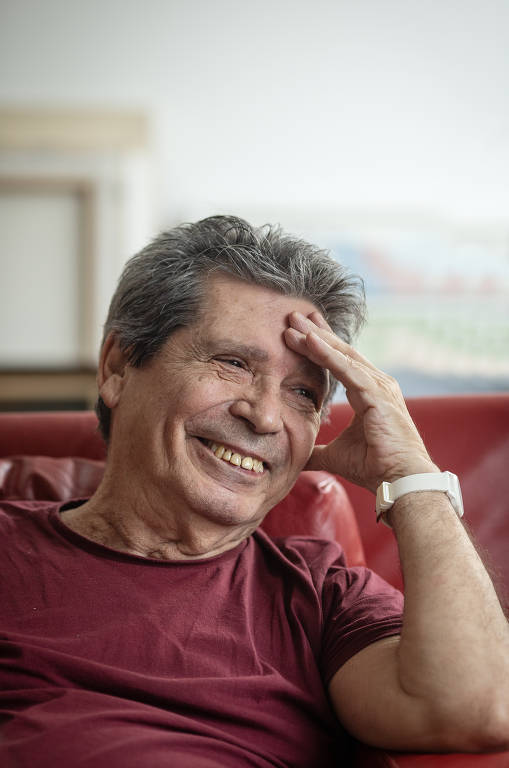 O escritor, dramaturgo, jornalista e roterista Mario Prata, 77, em seu apartamento em São Paulo