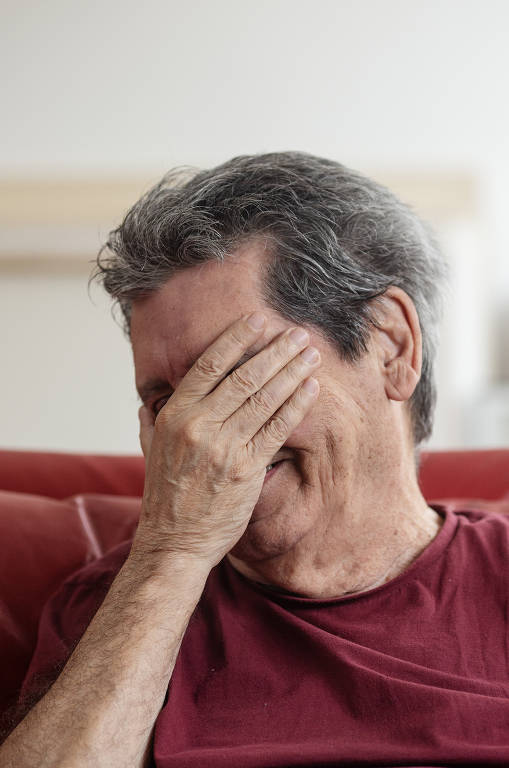 O escritor, dramaturgo, jornalista e roterista Mario Prata, 77, em seu apartamento em São Paulo