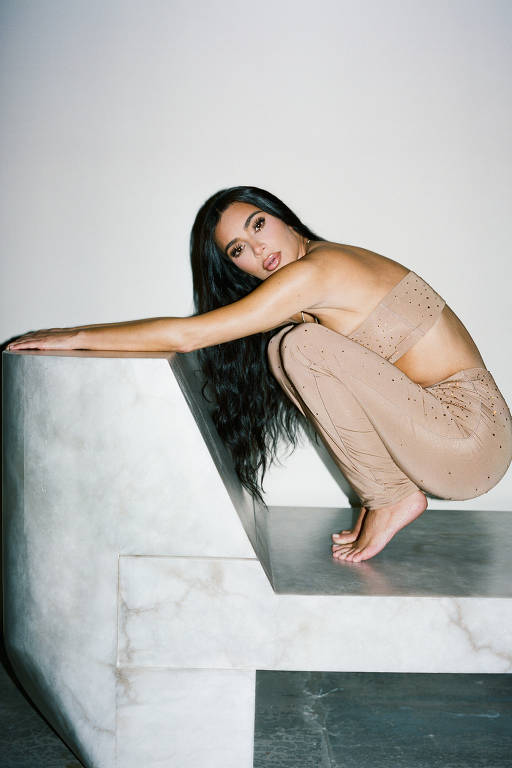 Imagens de Kim Kardashian com peças da colaboração Skims x Swarovski