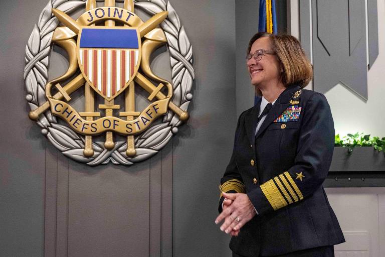Quem é a 1ª mulher a comandar Marinha dos EUA