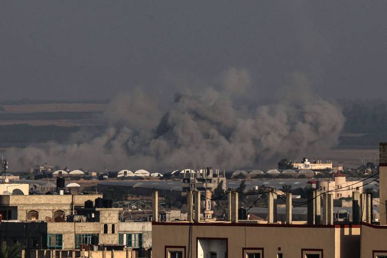 Fumaça sobe após ataque israelense em Rafah, cidade em que parte dos brasileiros espera para sair