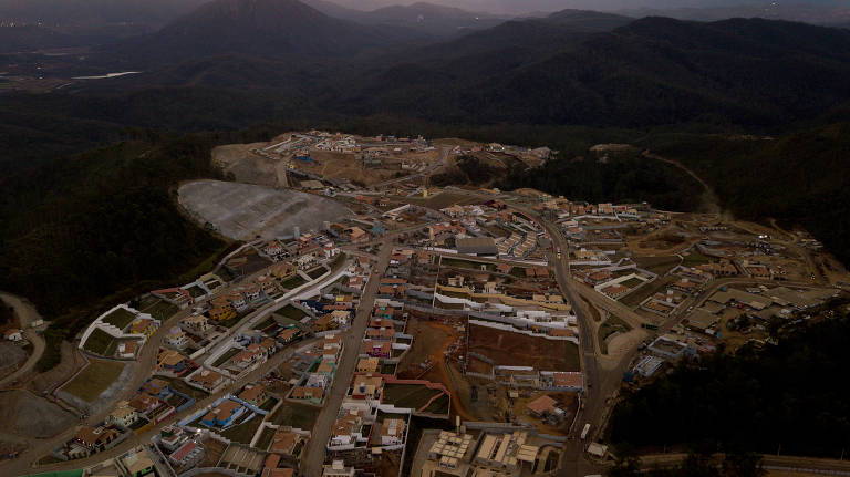 Mais de 9 anos após a tragédia de Mariana (MG)， quando uma barragem de rejeitos de minério se rompeu， destruindo 2 subdistritos da cidade mineira e matando 19 pessoas， os atingidos pelo rompimento ainda esperam pela reparação